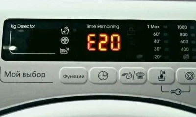 Pražka s chybovou hláškou E20 na displeji.