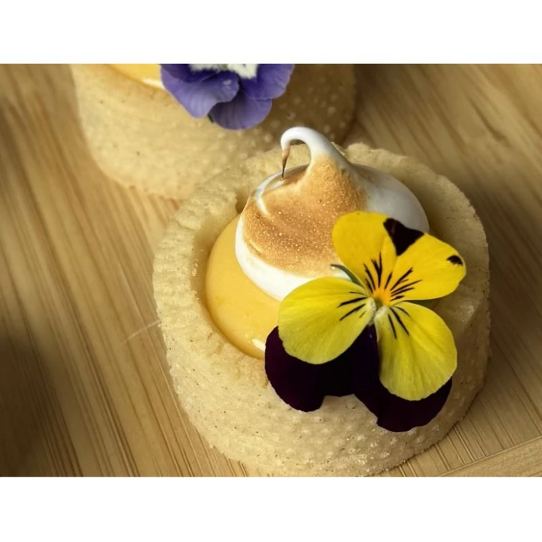 Tartlet with meringue and flowers