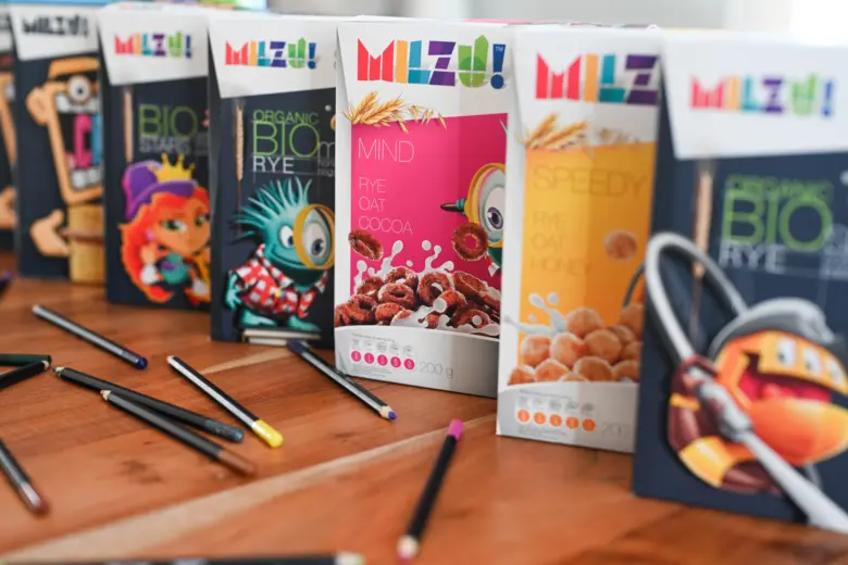Krábice s obilovinami na dřevěném stole pro výběr správného produktu.