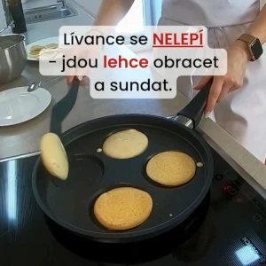 Osoba obrací lívance na pánvi, které se nelepí.