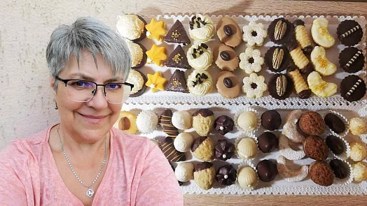 Žena s podnosem plným různých čokoládových náplní do tartaletek.