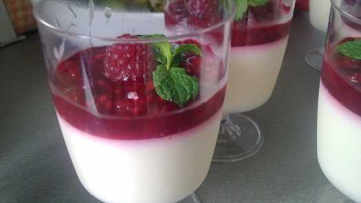 Výsledné želé s jahodami v sklenicích jako ukončený recept.