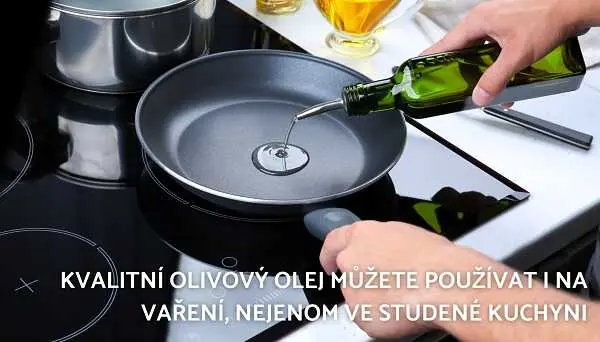 Lidé nalévají olivový olej do pánve na indukční varné desce.