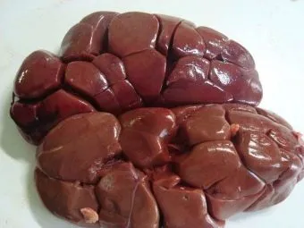 Surová hovězí ledvina připravená k vaření.