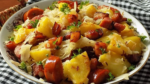 Uzená klobása s bramborami a zelím v misce