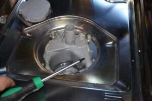 Výměna topného tělesa v myčce Bosch - odšrouvování středové části.