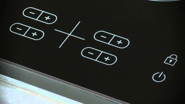 Ovládací panel indukční varné desky s odemčeným zámek