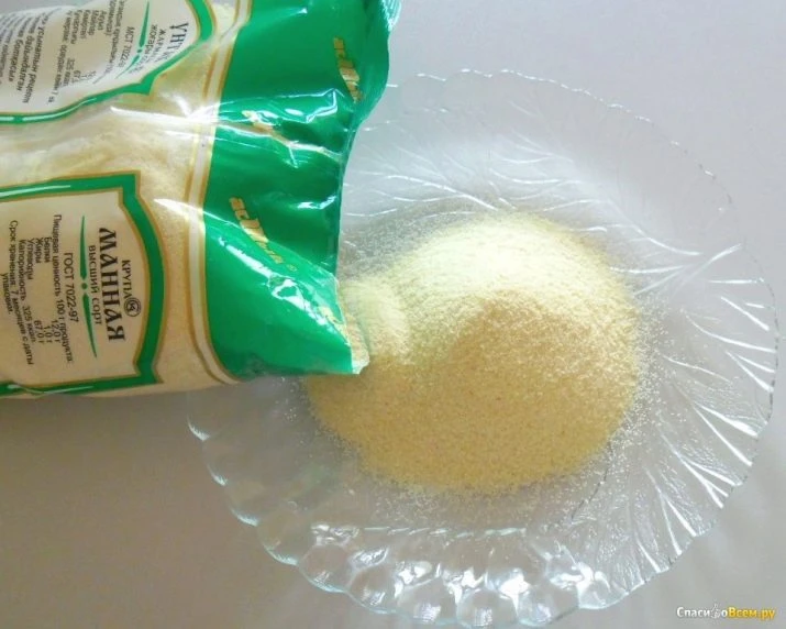 Bílá krupice se nalévá do skleněné misky.