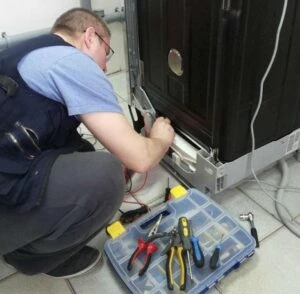 Technik opravuje myčku Bosch výměnou topného tělesa.