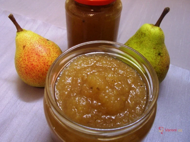 Domácí hrušková marmeláda v sklenici s čerstvými hruškami