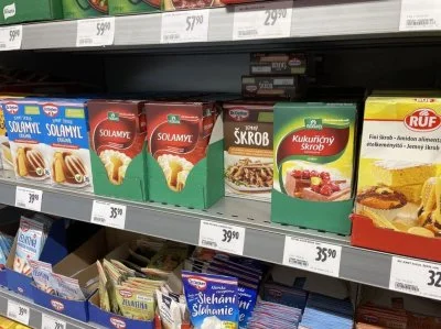 Regály s baleným kukuřičným a bramborovým škrobu v obchodě.