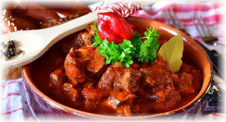 Hot masala s morkvemi v hlinitém hrnci