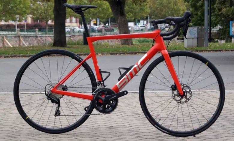 Červená silniční bicykl značky EML s kotoučovými brzdy.