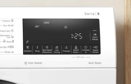 Digitální ovládací panel pračky s nastavenými parametry programu.