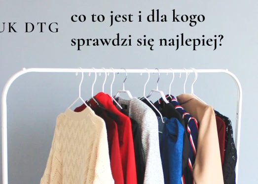 Bílá skříň s visícími tričky na háčcích.