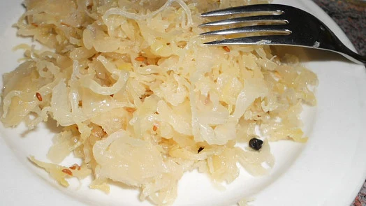 Připravené kysané zelí ve slaném nálevu na talíři.