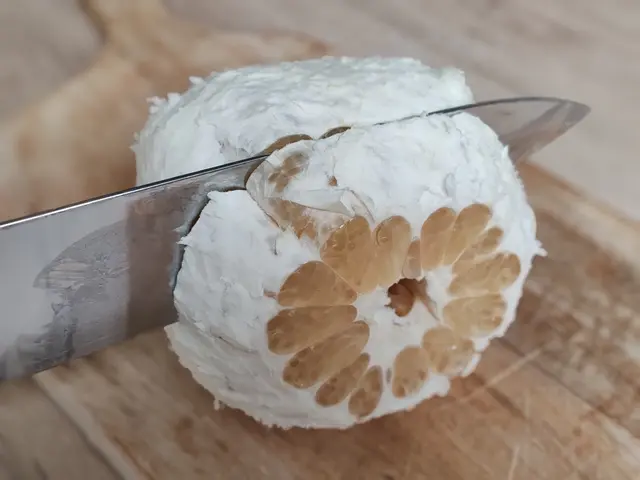Krok loupaní: řeze rozdělení segmentů grapefruity.