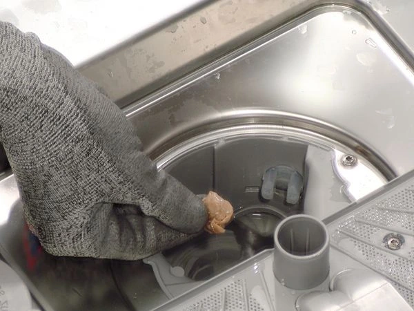 Ruční čištění filtru myčky při zanesení sifonu.