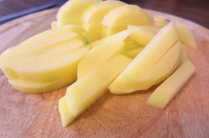 Nařezané brambory připravené na hranolky bez oleje v mikrovlnné troubě.