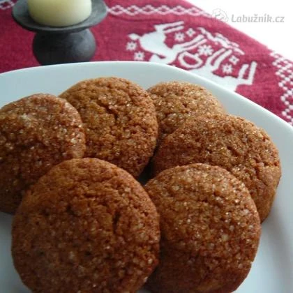Pekárenské sušenky s náhradou melasy na podávání.