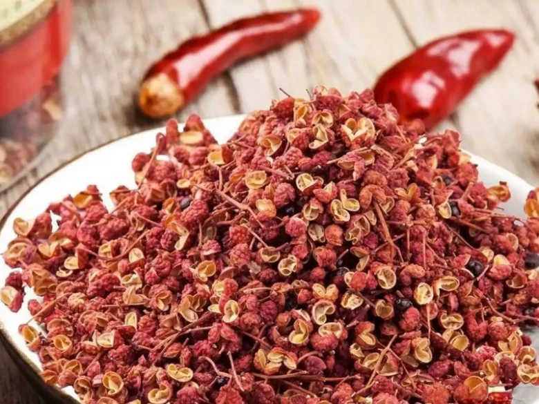 Pozor na sečuánský pepř v misce s červenými chilli papričkami.