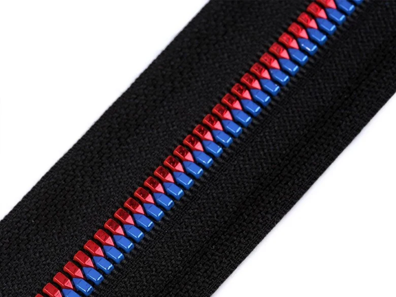 Detailní záběr na zip s červenými a modrými jezdcemi.