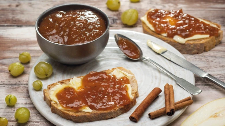 Angreštová marmeláda na toastu s čerstvými angrešty a kořením.