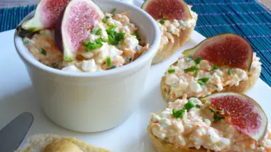 Kremová salát z fíků na toasts s čerstvými plátky fík.