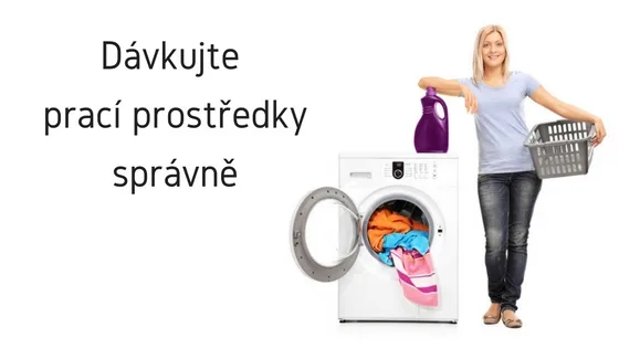 Žena s košíkem prádla u pračky s tekutým pracím prostředkem.