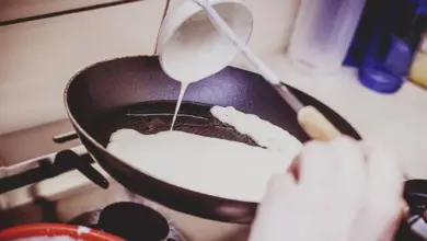 Lévač nalévá palačinkové těsto na pánev.