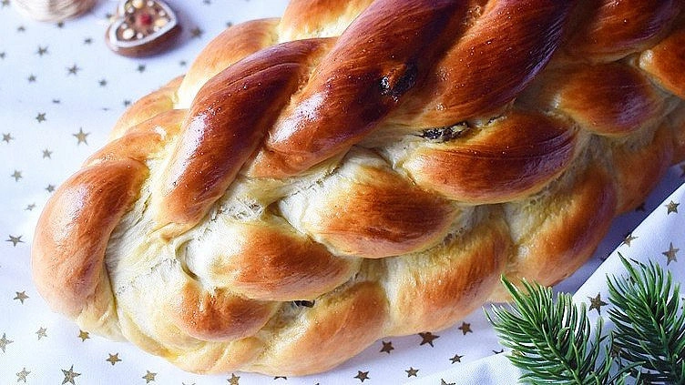 Zlatě hnědý plátovaný koláč s lesklou kůrkou po pečení.