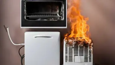 Hořící toastovač vedle otevřeného trouby v kuchyni.