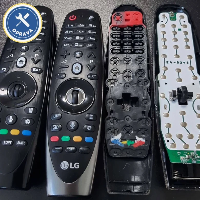 Čtyři pohledy na rozebraný dálkový ovladač televizoru značky LG.