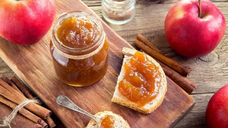 Domácí jablečný džem na toastu s hruškami a skořicí