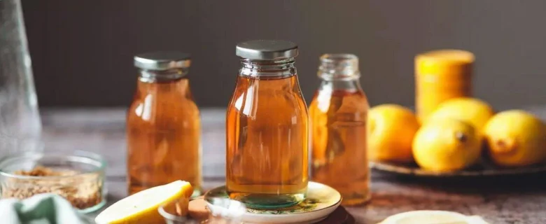Sklenice medu s citrony jako ingredience pro džem.