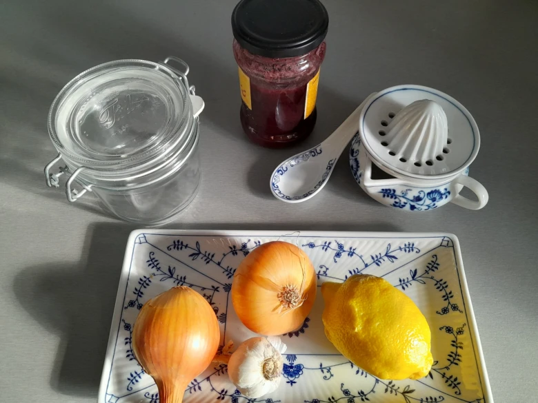Ingredience pro recept na citron s česnekem a medem.
