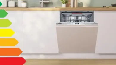Myčka nádobí v kuchyni s tabulkou energetické účinnosti vedle.