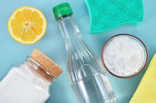 Přírodní prostředky na bělení košile: ocet, citron, sóda.