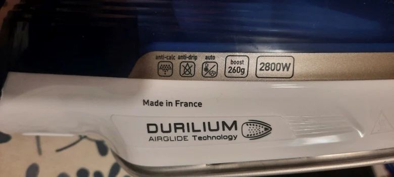 Blízký záběr na patku žehličky Durilium s technologií Airglide.