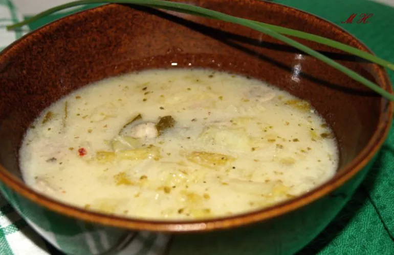 Kulatá miska s krémovou zeleninovou polévkou na stolu.