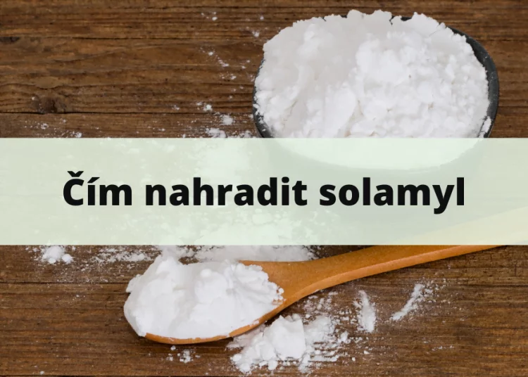 Bílý prášek na dřevěném lžičce připravený pro zahuštění pokrmů.