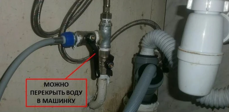 Instalace kohoutku pro pračku s hadicemi pod umyvadlem.
