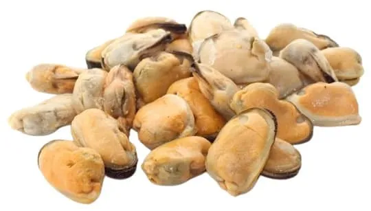 Loupané mražené mušle připravené k vaření.
