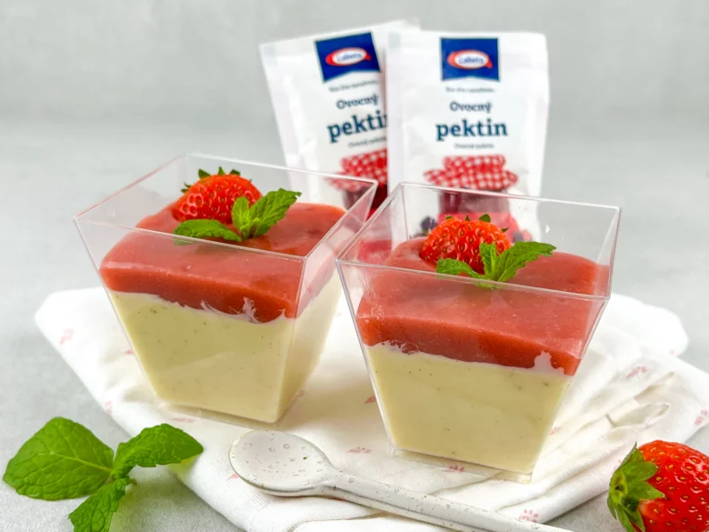 Dva dezerty ze strukoviny s pektinem v sklenicích.