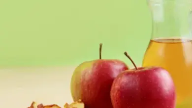 Dva červená jablka suché kůrky a džem v sklenici