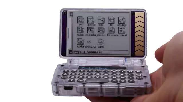 Transparent mobilní telefon s ikonami aplikací na displeji.