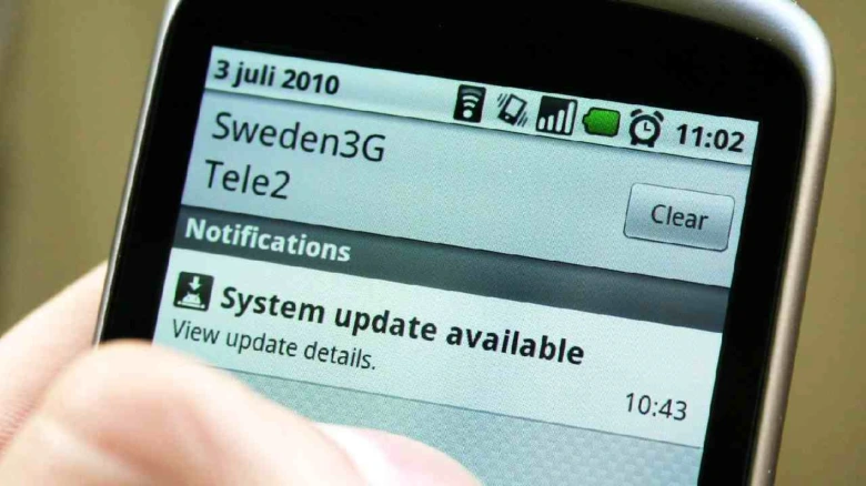 Mobilní telefon s upozorněním na aktualizaci systému.