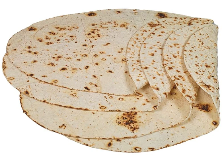 Skládané placky chleba lavash na bílém pozadí.
