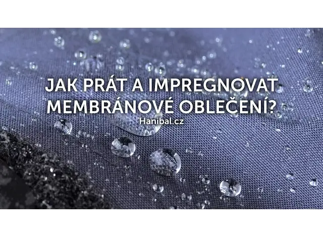 Voděodolná membránová látka s kapkami vody na povrchu.