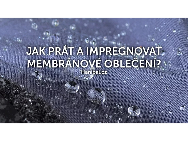 Voděodolná membránová látka s kapkami vody na povrchu.